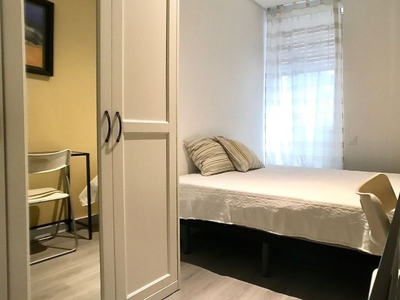 Acogedora habitación en apartamento de 6 dormitorios en Tetuán, Madrid
