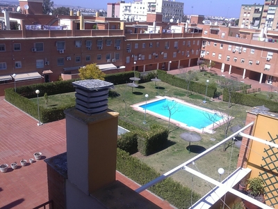 Alquiler de piso con piscina en Montequinto (Dos Hermanas), Centro