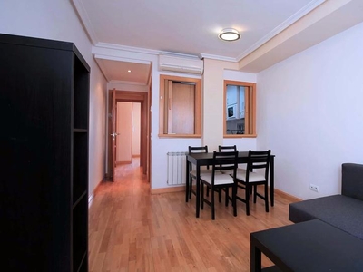 Apartamento de alquiler en Calle de Robledo, Valdeacederas