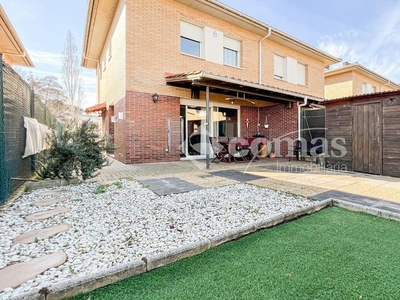 Casa adosada en venta en Mare de Deu de Nuria, Tordera pueblo