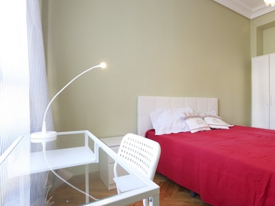 Habitación luminosa en apartamento de 5 dormitorios en Cuatro Caminos, Madrid