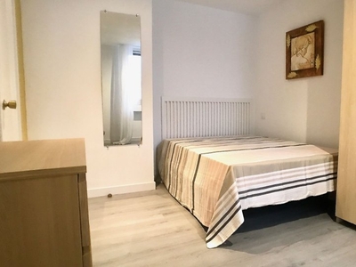 Moderna habitación en apartamento de 6 dormitorios en Tetuán, Madrid.