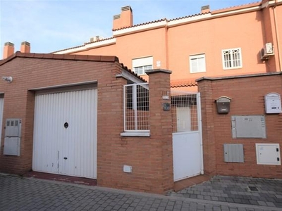 Casa adosada en venta en Calle Juventud, Loranca