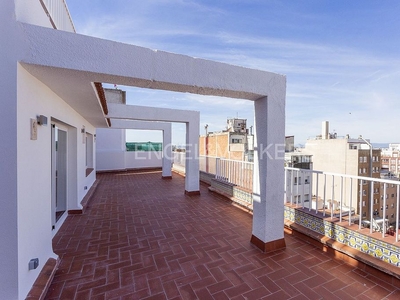 Alquiler de ático en Eixample de 2 habitaciones con terraza y balcón