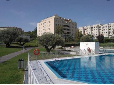 Alquiler de piso en calle De Nanclares de Oca de 3 habitaciones con terraza y piscina
