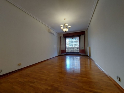 Alquiler de piso en Centro - Logroño de 3 habitaciones con terraza y garaje