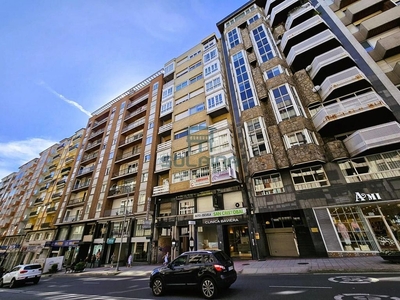 Alquiler de piso en Centro - Ourense de 3 habitaciones con garaje y balcón