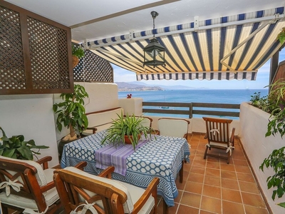 Alquiler de piso en La Herradura de 2 habitaciones con terraza y piscina