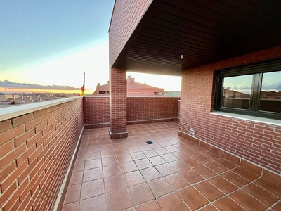 Ático en venta en El Quiñón de 4 habitaciones con terraza y piscina