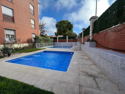 Ático en venta en Linares de 3 habitaciones con terraza y piscina