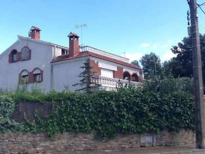 Chalet de 273 m2 con jardín y piscina en Castellnou de Bages