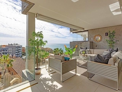 Este espacioso apartamento ofrece impresionantes vistas al mar y una ubicación fantástica a poca dis