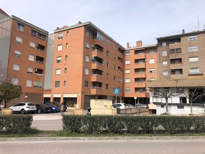 Piso en alquiler en avenida Los Danzantes de Huesca de 4 habitaciones con terraza y garaje