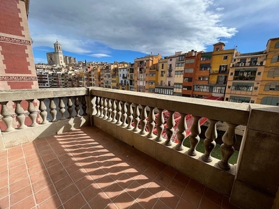 Piso en alquiler en Centre - Girona de 3 habitaciones con terraza y aire acondicionado