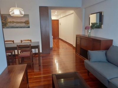 Piso en alquiler en San Pedro de Deusto-La Ribera de 3 habitaciones con muebles y balcón