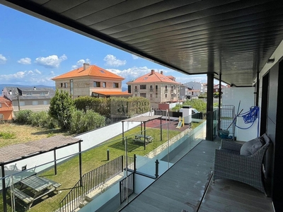 Piso en venta en Adina-Portonovo de 2 habitaciones con terraza y piscina