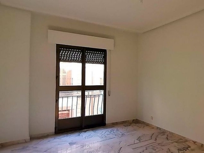 Piso en venta en Linares de 8 habitaciones con terraza y piscina