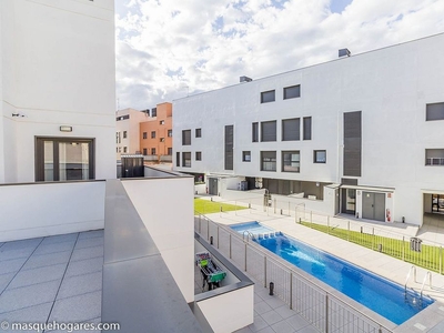 Venta de piso en calle Del Paraíso de 3 habitaciones con terraza y piscina
