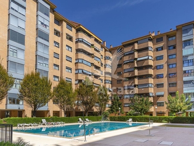 Venta de piso en Mirasierra de 4 habitaciones con terraza y piscina