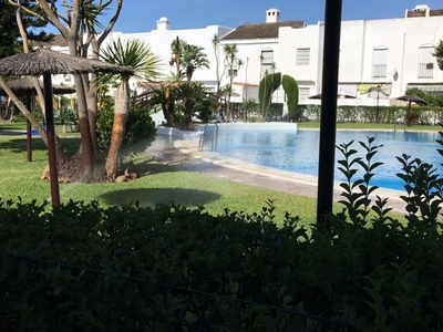 Alquiler de casa con piscina y terraza en Chiclana de la Frontera, Urbanización