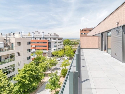 Alquiler piso con 3 habitaciones con ascensor, parking, piscina, calefacción y aire acondicionado en Madrid