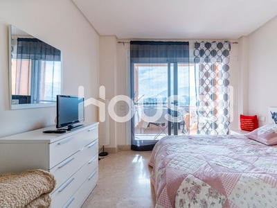 Apartamento con 2 habitaciones amueblado con ascensor, parking, piscina y aire acondicionado en Estepona