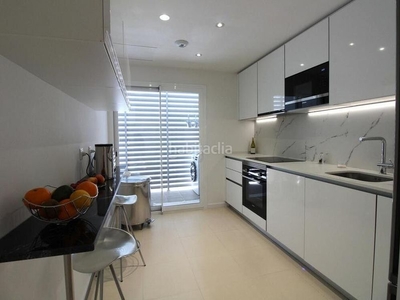 Apartamento con 3 habitaciones amueblado con ascensor, parking, piscina, aire acondicionado y vistas al mar en Marbella