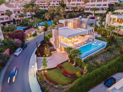Chalet villa de lujo con vistas panorámicas al mar y la montaña en nueva andalucía en Marbella