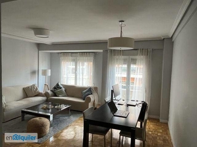 Estupendo y luminoso piso amueblado, de 110 m2 y 2 habitaciones; próximo al metro Ventas.