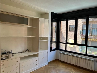 Piso vivienda de 2 dormitorios con terraza, plaza de garaje y trastero en Madrid