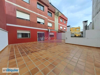 Piso muy céntrico de 2 dormitorios y 2 baños semiamueblado. Terraza de 70 m2