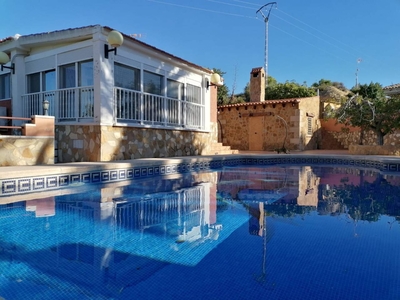 Venta de casa con piscina y terraza en El Moralet (Alicante)