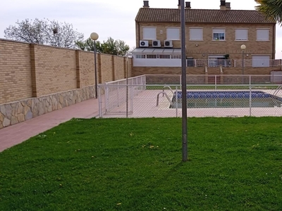 Venta de casa con piscina y terraza en Pinseque, Sin Zona