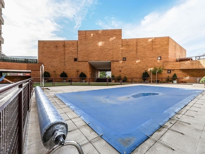 Ático en venta en Ensanche de Vallecas - Valdecarros de 2 habitaciones con terraza y piscina
