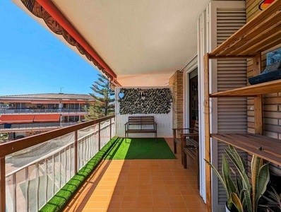 Ático en venta en Gavà Mar de 3 habitaciones con terraza y piscina