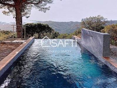 Casa con piscina desbordante y preciosas vistas despejadas!!