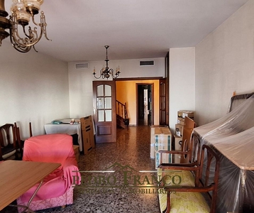 Piso en venta en Almendralejo de 5 habitaciones con terraza y garaje