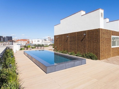 Piso en venta en La Dreta de l'Eixample de 2 habitaciones con terraza y piscina