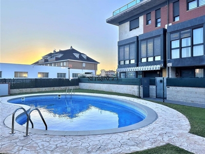 Venta de dúplex en urbanización Portobelo de 3 habitaciones con terraza y piscina