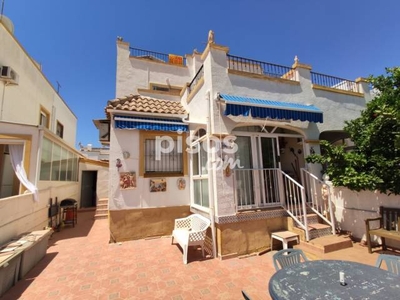 Casa adosada en venta en Calle Victoria en Playa Flamenca-Las Piscinas por 133.900 €