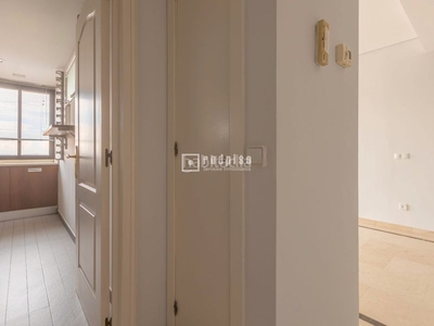 Alquiler ático con 2 habitaciones con ascensor, parking, piscina, calefacción y aire acondicionado en Madrid