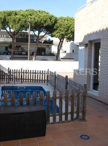 Alquiler casa adosada magnifica casa con piscina cerca de la playa en Castelldefels