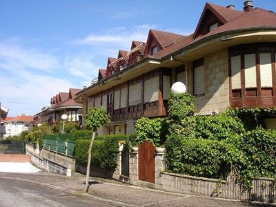Alquiler de ático en calle Arna de 2 habitaciones con terraza y garaje