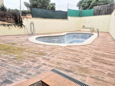 Alquiler de casa con piscina y terraza en Roda de Barà, CENTRE