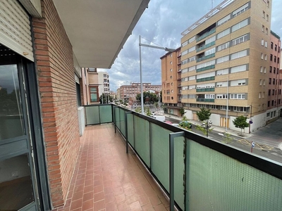 Alquiler de piso en Centro - Palencia de 4 habitaciones con terraza y balcón