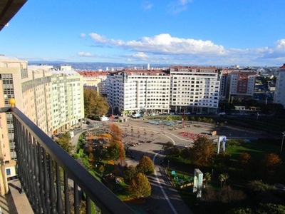 Alquiler Piso A Coruña. Piso de dos habitaciones en Rúa Emilio González López. Octava planta con balcón