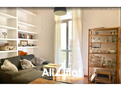 Alquiler Piso Barcelona. Piso de dos habitaciones en Calle Sant Gil. Buen estado primera planta con balcón