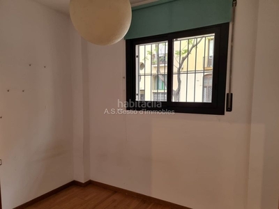 Alquiler piso con patio y casita de madera en Barcelona