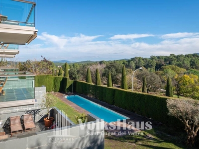 Alquiler Piso Sant Cugat del Vallès. Piso de cuatro habitaciones en Carrer Verdi. Primera planta con terraza