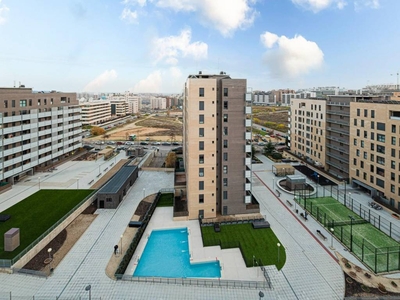 Alquiler Piso Tres Cantos. Piso de dos habitaciones en Avda Madrid. Buen estado primera planta con terraza